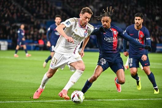 Nemanja Matić dell'Olympique Lione e Bradley Barcola del Psg durante una partita di Ligue 1. (Foto di Anthony Dibon/Icon Sport via Getty Images) Lione, Matić copre il logo anti-omofobia: rischia una lunga squalifica- immagine 3