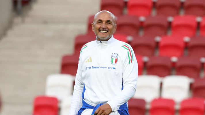 BUDAPEST, HUNGARY - SEPTEMBER 08: Head coach Italy Luciano Spalletti looks on during a Italy training session at Bozsik Stadion on September 08, 2024 in Budapest, Hungary. (Photo by Claudio Villa/Getty Images) BREAKING – Luciano Spalletti è sempre più vicino alla Juve: decisione presa - immagine 1