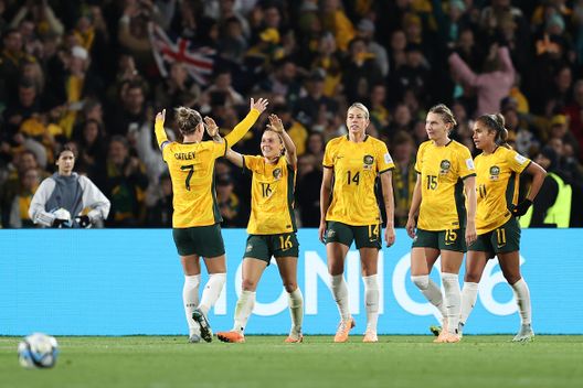 SYDNEY, AUSTRALIA - AUGUST 07: Hayley Raso (2nd L) of Australia celebrates with teammates after scoring her team's second goal during the FIFA Women's World Cup Australia & New Zealand 2023 Round of 16 match between Australia and Denmark at Stadium Australia on August 07, 2023 in Sydney, Australia. (Photo by Brendon Thorne/Getty Images ) Mondiali femminili, Foord e Raso mandano l’Australia ai quarti: Danimarca fuori - immagine 1