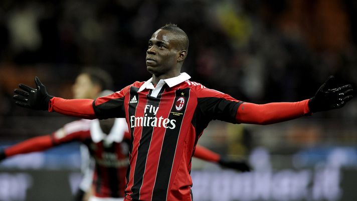 MILAN, ITALY - FEBRUARY 03: Mario Balotelli of AC Milan celebrates after scoring his second goal from the penalty spot during the Serie A match between AC Milan and Udinese Calcio at San Siro Stadium on February 3, 2013 in Milan, Italy. (Photo by Claudio Villa/Getty Images) Ex Milan, Balotelli: “Aspetto una chiamata dalla Serie A. Mondiale? So che è un sogno” - immagine 1