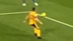 VIDEO Altro che Dumfries, clamoroso mani di Calhanoglu non visto dall’arbitro!