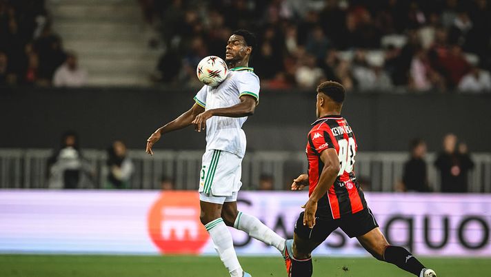 NICE, FRANCE - SEPTEMBER 24: Evan Ndicka of AS Roma competes for the ball during the UEFA Europa League 2025/26 League Phase MD1 match between OGC Nice and AS Roma at Grand Stade de Nice on September 24, 2025 in Nice, France. (Photo by Fabio Rossi/AS Roma via Getty Images) Ndicka festeggia sui social: “Importante partire bene”. E arriva il commento di Saud - immagine 1