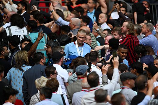 Manchester derby, tifoso United in mezzo ai sostenitori Citizens con la maglia rivale…- immagine 2