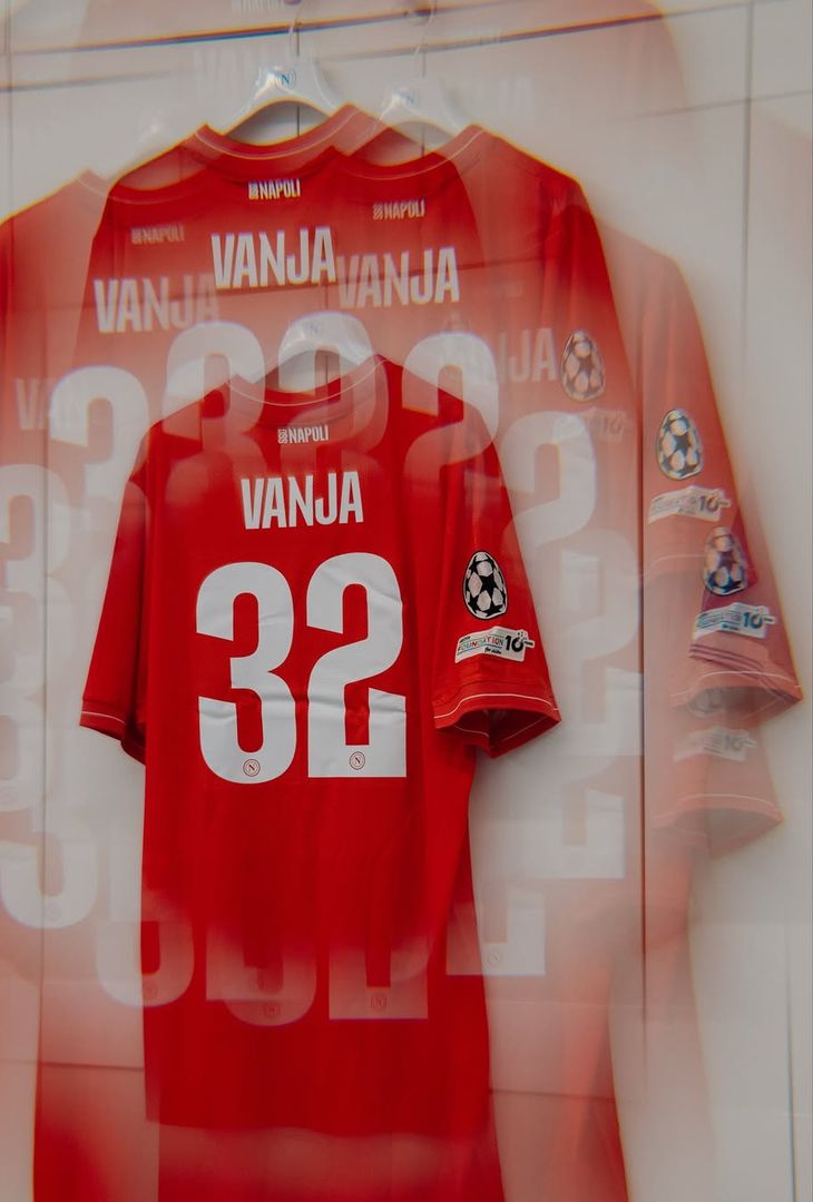 Sale l'attesa per il fischio d'inizio (fissato per le 21:00 odierne) di Napoli-Eintracht Francoforte, gara valevole per la 4ª giornata della League Phase dell'annuale edizione di Champions. Per l'occasione, la squadra di Antonio Conte, come dimostra il seguente post pubblicato dalla società partenopea sul proprio account Instagram, scenderà in campo con indosso la maglia azzurra.