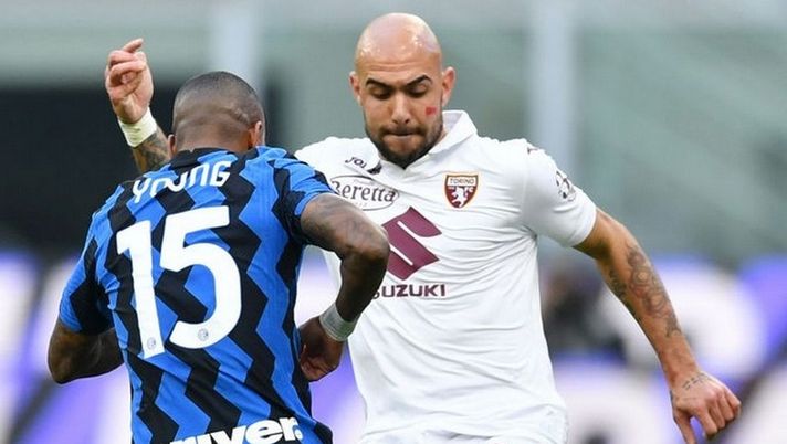 MILAN, ITALY - NOVEMBER 22: Simone Zaza of Torino battles for possession with Ashley Young of Inter Milan during the Serie A match between FC Internazionale and Torino FC at Stadio Giuseppe Meazza on November 22, 2020 in Milan, Italy. Sporting stadiums around Italy remain under strict restrictions due to the Coronavirus Pandemic as Government social distancing laws prohibit fans inside venues resulting in games being played behind closed doors. (Photo by Valerio Pennicino/Getty Images) Inter-Torino 0-1: Zaza firma un vantaggio meritato! - immagine 1
