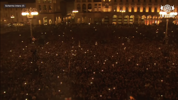 Inter, delirio nerazzurro a Milano: oltre 300mila persone. La festa finisce in Duomo - immagine 1