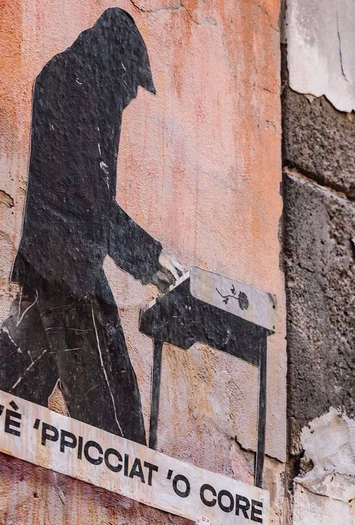 SII AUTENTICO Napoli, un luogo pieno di vicoli trafficati e stradine strette in cui si sente ancora lo spirito autentico della città. I Quartieri Spagnoli sono la perfetta miscela di quello spirito napoletano, con ogni angolo in grado di raccontare le tante vite di questa terra. Qui, tra mercatini, ristoranti e palazzi, potrai provare gli odori, i suoni e i gusti che rendono unica la nostra città. La vita nei quartieri spagnoli è un mix di eccitazione e tranquillità. L'emozione arriva dai turisti desiderosi di scoprire ogni parte della zona, mentre la tranquillità arriva dai residenti dei Quartieri Spagnoli, che restano distaccati dal ritmo di vita rapido che la società moderna ci impone.