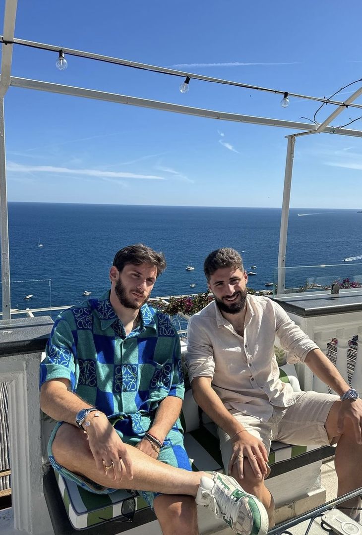 GALLERY Kvara si gode Napoli: giornata con gli amici in giro per la città - immagine 3