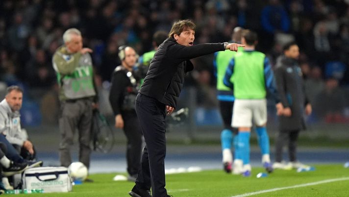 NAPLES, ITALY - MARCH 14: Antonio Conte SSC Napoli head coach during the Serie A match between SSC Napoli and US Lecce at Stadio Diego Armando Maradona on March 14, 2026 in Naples, Italy. (Photo by Francesco Pecoraro/Getty Images) Conte aveva predetto il gol di Politano: “Te l’avevo detto!”. Il retroscena - immagine 1