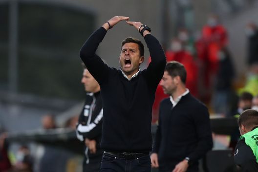 LA SPEZIA, ITALY - NOVEMBER 06: Thiago Motta manager of Spezia Calcio gestures during the Serie A match between Spezia Calcio v Torino FC at Stadio Alberto Picco on November 6, 2021 in La Spezia, Italy. (Photo by Gabriele Maltinti/Getty Images) Spezia, Thiago Motta vicino alla salvezza: mancano pochi punti per l’impresa- immagine 3