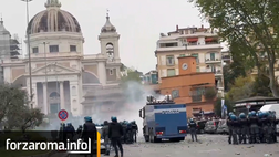 Lazio-Roma, gli scontri tra i tifosi biancocelesti e la Polizia a Ponte Milvio