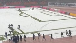 Zurigo, la curva fa i cori e saltella…per i tifosi che sgomberano la neve dal campo!