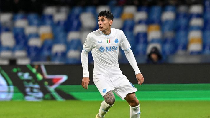 NAPLES, ITALY - NOVEMBER 25: Mathias Olivera of SSC Napoli during the UEFA Champions League 2025/26 League Phase MD5 match between SSC Napoli and Qarabag FK at Stadio Diego Armando Maradona on November 25, 2025 in Naples, Italy. (Photo by Francesco Pecoraro/Getty Images) Infortunio Olivera terzino Napoli affaticamento polpaccio Supercoppa Milan CdS