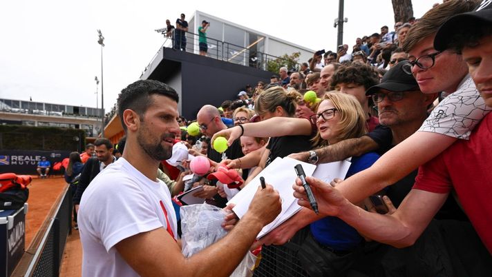 Internazionali d’Italia, Djokovic ci ride su: firma autografi… con un casco! - immagine 1