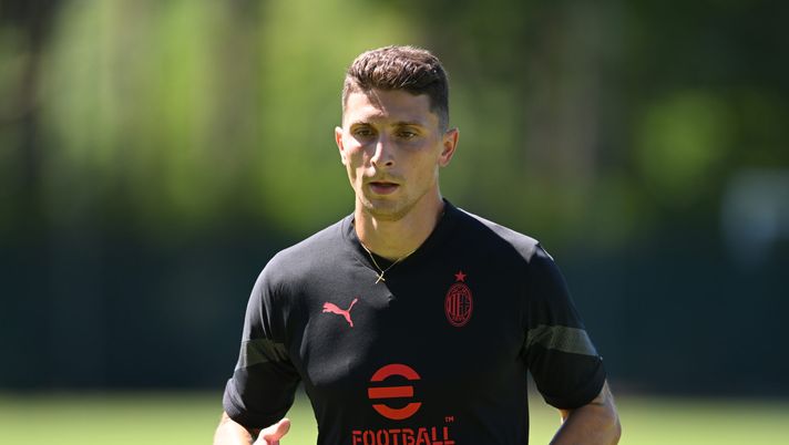 CAIRATE, ITALY - JULY 05: Mattia Caldara of AC Milan in action during a training session at Milanello on July 05, 2022 in Cairate, Italy. (Photo by Claudio Villa/AC Milan via Getty Images) Caldara torna a parlare del Milan: “Non posso che dire bene della società” - immagine 1