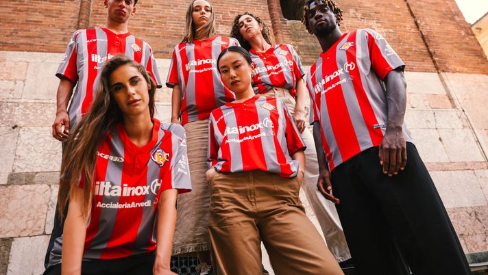 Cremonese, ecco la prima maglia: spicca fessino a due bottoni a pressione rosso - immagine 1