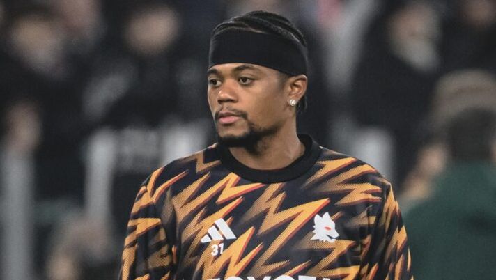 TURIN, ITALY - DECEMBER 20: AS Roma player Leon Bailey warm-up prior to the Serie A match between Juventus FC and AS Roma at on December 20, 2025 in Turin, Italy. (Photo by Fabio Rossi/AS Roma via Getty Images) BREAKING – Stop anche nella Roma: contro la Juve deve uscire Bailey, il voto live… - immagine 1