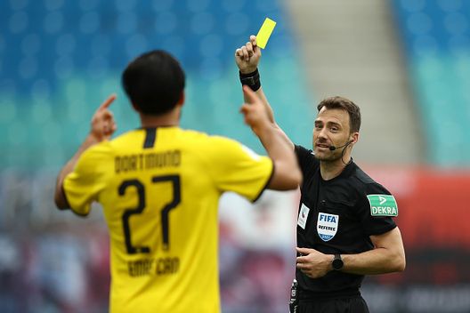 Lipsia, Germania- Giugno 20: Zwayer in una partita di Bundesliga nel 2020 (Foto di Maja Hitij/Getty Images) Europa League: Zwayer arbitra la finale, ma le polemiche non mancano- immagine 2