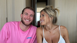 Diletta, foto sorridente col suo Karius. Scatto romantico per la coppia durante il pranzo