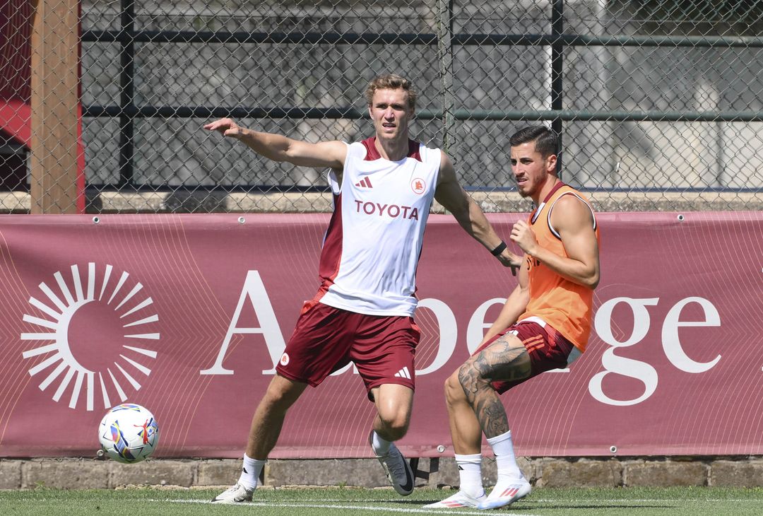 Ritiro Roma, lavoro sul campo e in palestra a Trigoria – FOTO GALLERY - immagine 19