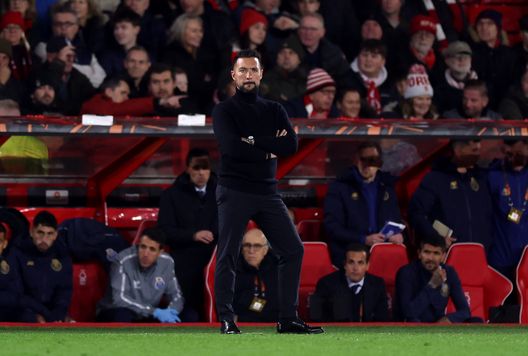 NOTTINGHAM, INGHILTERRA - 23 OTTOBRE: Francesco Farioli, allenatore dell'FC Porto, assiste alla partita della terza giornata della fase a gironi di UEFA Europa League 2025/26 tra il Nottingham Forest FC e l'FC Porto al City Ground il 23 ottobre 2025 a Nottingham, Inghilterra. (Foto di Carl Recine/Getty Images) Porto, sono 10 le reti da calcio d’angolo: chi c’è dietro il successo dei calci piazzati- immagine 2