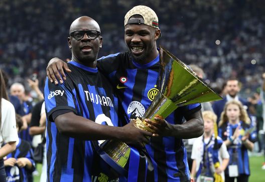 Marcus Thuram festeggia (assieme al papà Lilian) lo Scudetto conquistato con l'Inter (stagione 2023/24)