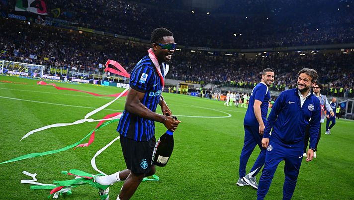 MILAN, ITALY - MAY 03: Marcus Thuram of FC Internazionale celebrates after winning their 21st 'scudetto' following the Italian Serie A match between FC Internazionale and Parma Calcio 1913 at Giuseppe Meazza Stadium on May 03, 2026 in Milan, Italy. (Photo by Mattia Pistoia - Inter/Inter via Getty Images) Thuram continua col meme di Kean: quante risate con Calhanoglu - immagine 1