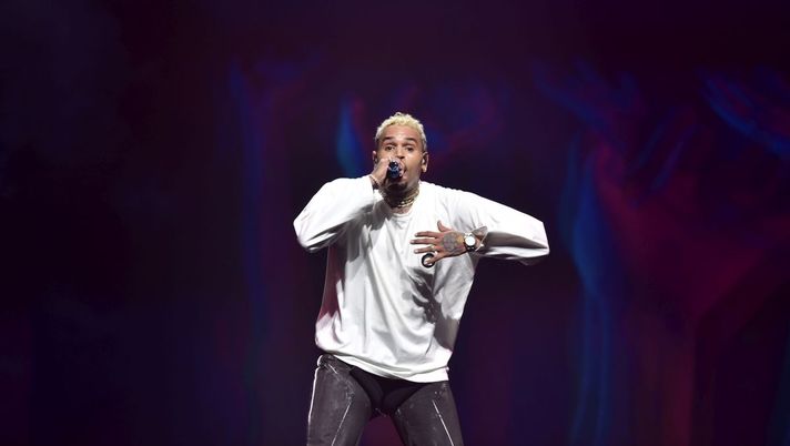 Getty Images “Stupratore seriale”: Chris Brown, chiesto risarcimento da 500 milioni di dollari alla Warner Bros - immagine 1
