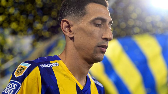 ROSARIO, ARGENTINA - OCTOBER 05: Angel Di Maria of Rosario Central walks onto the pitch before a Torneo Clausura Betano 2025 match between Rosario Central and River Plate at Estadio Gigante de Arroyito on October 05, 2025 in Rosario, Argentina. (Photo by Luciano Bisbal/Getty Images) Rosario Central, Di Maria ed i like ai post che criticano l’Estudiantes - immagine 1