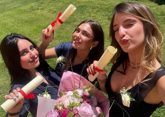 Chanel Totti si diploma e scrive sui social: “Finalmente”. C’è il commento ironico di Totti Chanel Totti si diploma e scrive sui social: “Finalmente”. C’è il commento ironico di Totti - immagine 1