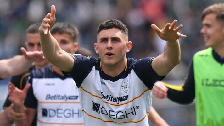 REGGIO NELL'EMILIA, ITALY - APRIL 21: Roberto Piccoli of US Lecce celebrates during the Serie A TIM match between US Sassuolo and US Lecce at Mapei Stadium - Citta' del Tricolore on April 21, 2024 in Reggio nell'Emilia, Italy. (Photo by Alessandro Sabattini/Getty Images) (Photo by Alessandro Sabattini/Getty Images) Piccoli, niente Lecce ma resta in Serie A: è molto vicino a questo club - immagine 1