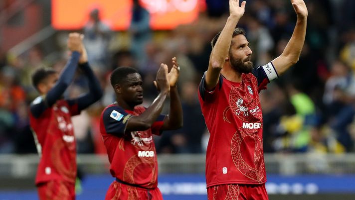 MILAN, ITALY - APRIL 12: Leonardo Pavoletti of Cagliari acknowledges the fans after the Serie A match between FC Internazionale and Cagliari at Stadio Giuseppe Meazza on April 12, 2025 in Milan, Italy. (Photo by Marco Luzzani/Getty Images) Cagliari