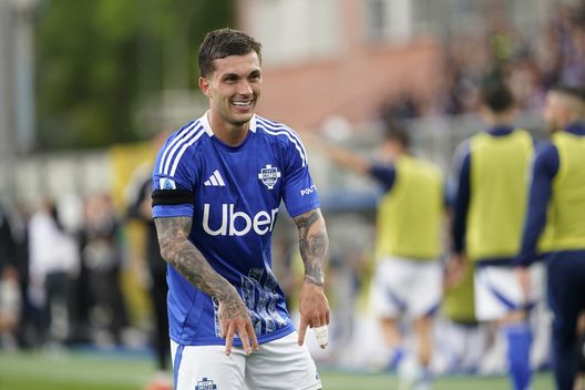 COMO, ITALIA - 27 APRILE: Gabriel Strefezza di Como 1907 festeggia il suo primo gol durante la partita di Serie A tra Como e Genoa allo Stadio G. Sinigaglia il 27 aprile 2025 a Como, Italia. (Foto di Pier Marco Tacca/Getty Images)