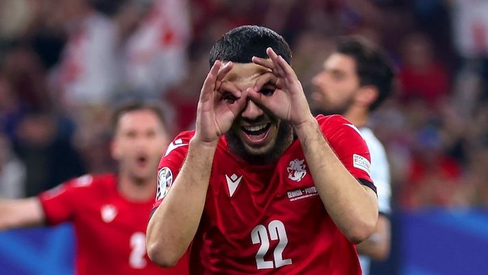 GELSENKIRCHEN, GERMANY - JUNE 26: Georges Mikautadze of Georgia celebrates scoring his team's second goal from a penalty kick during the UEFA EURO 2024 group stage match between Georgia and Portugal at Arena AufSchalke on June 26, 2024 in Gelsenkirchen, Germany. (Photo by Lars Baron/Getty Images) Mikautadze: “Gol sempre fatti, mi piacerebbe giocare in Italia. Io e Kvara una bella coppia” - immagine 1