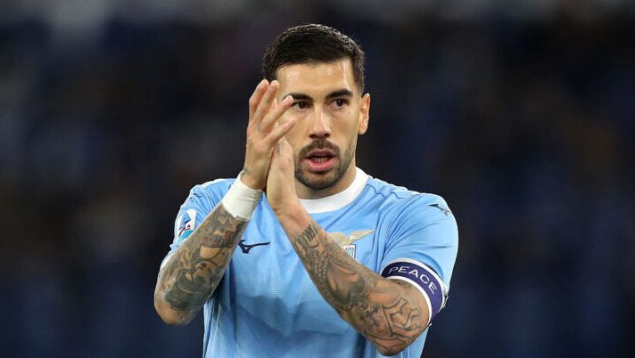 ROME, ITALY - DECEMBER 07: Mattia Zaccagni of Lazio applauds the fans during the Serie A match between SS Lazio and Bologna FC 1909 at Stadio Olimpico on December 07, 2025 in Rome, Italy. (Photo by Paolo Bruno/Getty Images) Lazio-Genoa, formazioni ufficiali: forfait per Zaccagni, il motivo! La scelta su Maldini, Isaksen e Leali - immagine 1