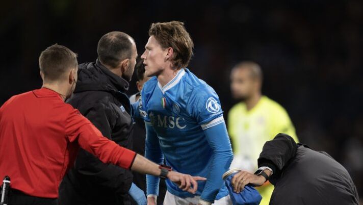 NAPLES, ITALY - JANUARY 28: Scott Mctominay of SSC Napoli is injured during the UEFA Champions League 2025/26 League Phase MD8 match between SSC Napoli and Chelsea FC at Stadio Diego Armando Maradona on January 28, 2026 in Naples, Italy. (Photo by SSC NAPOLI/SSC NAPOLI via Getty Images) Conte: “McTominay? Non si capisce quando potrà rientrare! De Bruyne, guardate Lukaku: il rischio…” - immagine 1