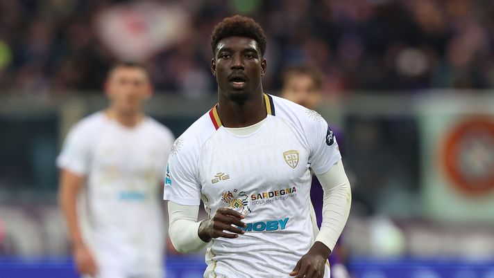 FLORENCE, ITALY - DECEMBER 8: Michel Adopo of Cagliari Calcio looks on during the Serie A match between Fiorentina and Cagliari at Stadio Artemio Franchi on December 8, 2024 in Florence, Italy. (Photo by Gabriele Maltinti/Getty Images) Adopo: “Piccoli mi ha lasciato solo. Fiorentina? Avremmo meritato di più” - immagine 1