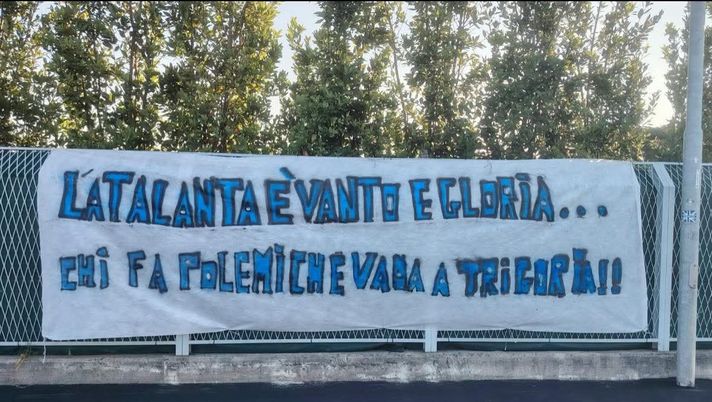 Atalanta, striscione a Zingonia contro le critiche: “Vanto e gloria, chi fa polemiche vada a Trigoria” - immagine 1