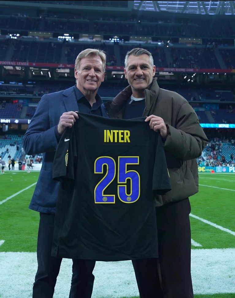 L’Inter all’NFL Madrid Game: Vieri al Bernabeu per Miami Dolphins-Washington Commanders- immagine 2
