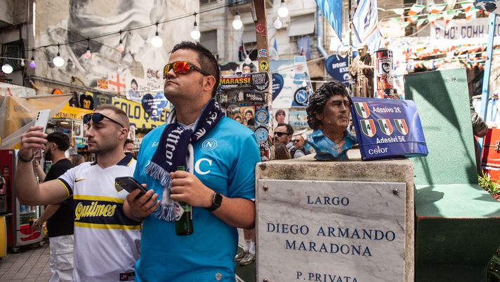 NAPLES, ITALY - MAY 23: People walk attend the Diego Armando Maradona Mural in the Spanish Quarters ahead the Serie A match between Napoli and Cagliari at Stadio Diego Armando Maradona on May 23, 2025 in Naples, Italy. (Photo by Ivan Romano/Getty Images) Avv. Pisani fa chiarezza: “Nessun sequestro al Largo Maradona, è chiuso per protesta” - immagine 1