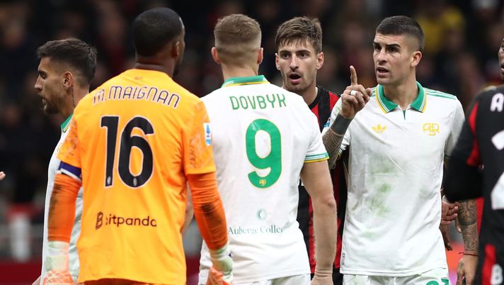 MILAN, ITALY - NOVEMBER 02: Mike Maignan of AC Milan clashes with Gianluca Mancini of AS Roma during the Serie A match between AC Milan and AS Roma at Giuseppe Meazza Stadium on November 02, 2025 in Milan, Italy. (Photo by Marco Luzzani/Getty Images) Maignan e la manata a Politano. I romanisti ironizzano: “Mancini ha esagerato” - immagine 1