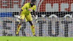 Insulti razzisti all’ex Torino Gomis: “Fiero di essere nero italiano. Gli imbecilli…”