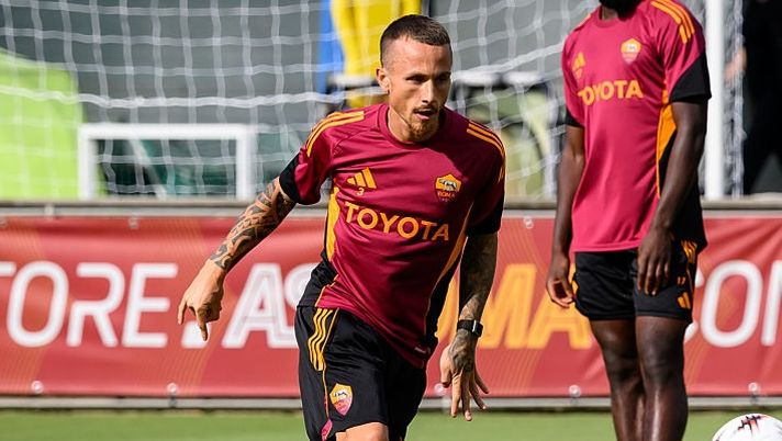 ROME, ITALY - OCTOBER 01: AS Roma player Angelino during training session at Centro Sportivo Fulvio Bernardini on October 01, 2025 in Rome, Italy. (Photo by Luciano Rossi/AS Roma via Getty Images) Riecco Angelino in gruppo, Gazzetta annuncia: “Quando può tornare tra i convocati” - immagine 1