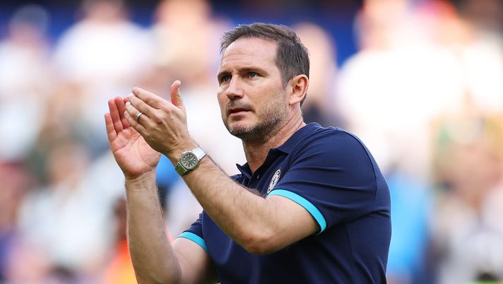 LONDON, ENGLAND - MAY 28: Frank Lampard, Caretaker Manager of Chelsea, acknowledges the fans after his final game in charge in the Premier League match between Chelsea FC and Newcastle United at Stamford Bridge on May 28, 2023 in London, England. (Photo by Warren Little/Getty Images) Sogno per il Coventry City di Lampard: possibile emozionante ritorno in Premier - immagine 1