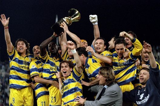 5 maggio 1999: i giocatori del Parma festeggiano la vittoria nella finale di Coppa Italia contro la Fiorentina, giocata a Fiorentina. La partita si concluse con un pareggio per 2-2, ma il Parma vinse grazie alla regola dei gol in trasferta. Crediti obbligatori: Allsport UK / Allsport CUR in Campo, Stefano Fiore risponde presente: una carriera di classe e geometria- immagine 3