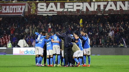 SALERNO, ITALY - JANUARY 21: SSC Napoli team celebrate the victory after the Serie A match between Salernitana and SSC Napoli at Stadio Arechi on January 21, 2023 in Salerno, Italy. (Photo by Francesco Pecoraro/Getty Images)