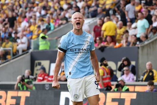 Haaland esulta dopo aver segnato il suo secondo gol in Wolverhampton-Manchester City al Molineux il 16 agosto 2025 a Wolverhampton, Inghilterra. (Foto di Michael Regan/Getty Images) Manchester City-Napoli, i duelli chiave del match: ecco dove si decide la partita- immagine 3