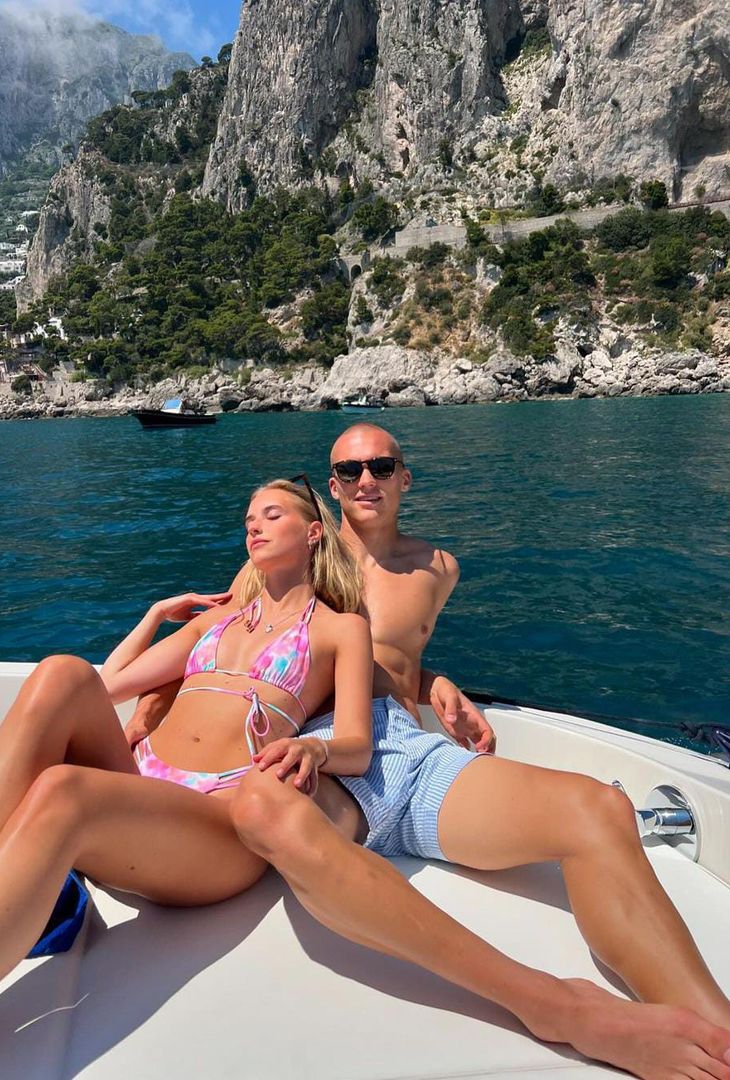 GALLERY Ostigard si gode Capri insieme alla compagna: il panorama è mozzafiato- immagine 1