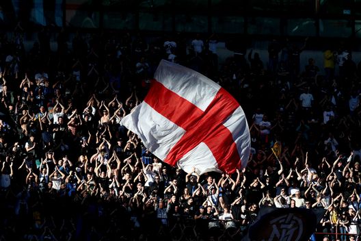 MILANO, ITALIA - 30 MARZO: I tifosi dell'FC Internazionale mostrano il loro sostegno sventolando una grande bandiera durante la partita di Serie A tra FC Internazionale e Udinese allo Stadio Giuseppe Meazza il 30 marzo 2025 a Milano, Italia. (Foto di Marco Luzzani/Getty Images) PSG-Inter: la partita sugli spalti. Due tifoserie a confronto- immagine 3