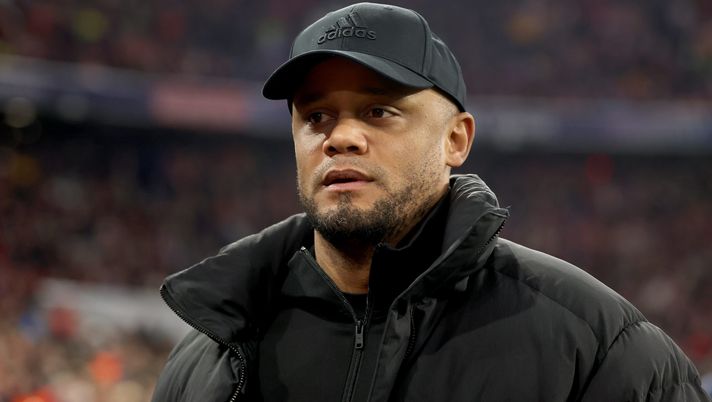 MUNICH, GERMANY - JANUARY 29: Vincent Kompany, head coach of FC Bayern München looks on prior to the UEFA Champions League 2024/25 League Phase MD8 match between FC Bayern München and SK Slovan Bratislava at Football Arena Munich on January 29, 2025 in Munich, Germany. (Photo by Alexander Hassenstein/Getty Images) Bayern Monaco